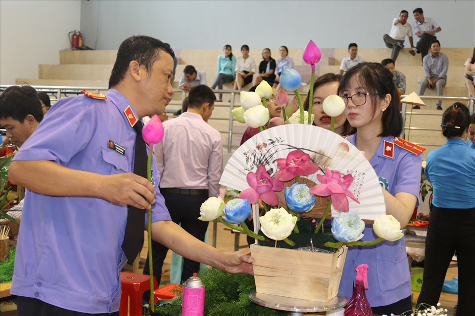 Phần thi của đội đến từ CĐCS Viện Kiểm sát Nhân dân tỉnh Khánh Hòa. Ảnh: Phương Linh