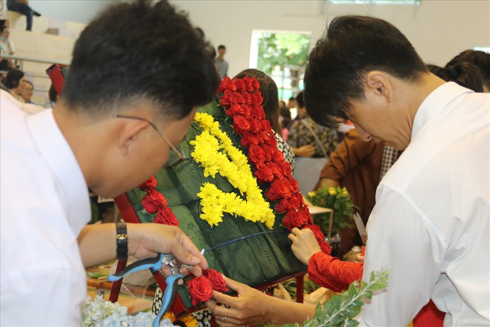 Các đội bắt đầu thực hiện tác phẩm trong 30 phút. Ảnh: Phương Linh