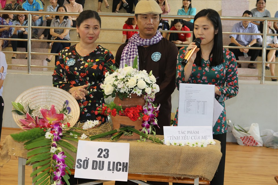 Phần thi thuyết trình của đội đến từ CĐCS Sở Du lịch. Ảnh: Phương Linh