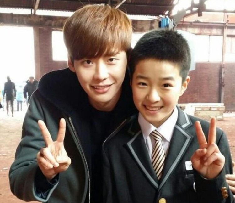Ngôi sao nhí Nam Da Reum và nam tài tử Lee Jong Suk đã có duyên diễn chung cùng một vai đến 3 lần liên tiếp. Ảnh nguồn: Mnet.