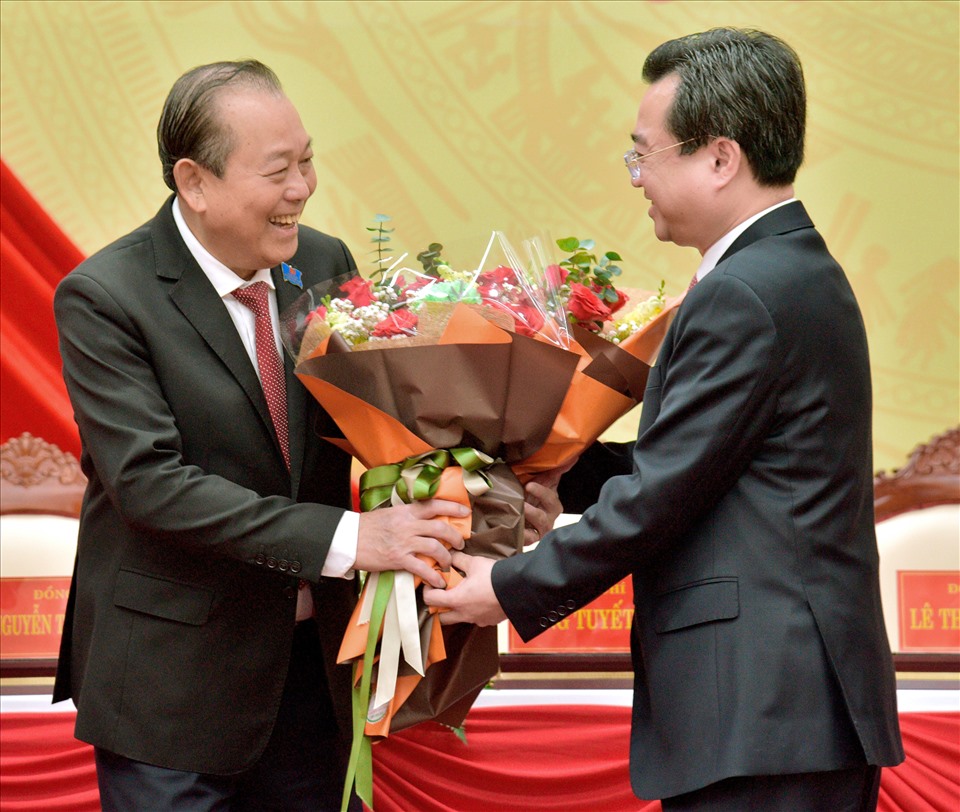 Phó Thủ tướng Thường trực Chính phủ Trương Hòa Bình tặng hoa chúc mừng Bí thư Tỉnh ủy Kiên Giang Nguyễn Thanh Nghị tham gia làm Thứ trưởng Bộ Xây dựng. Ảnh: BTC Đại hội cung cấp.