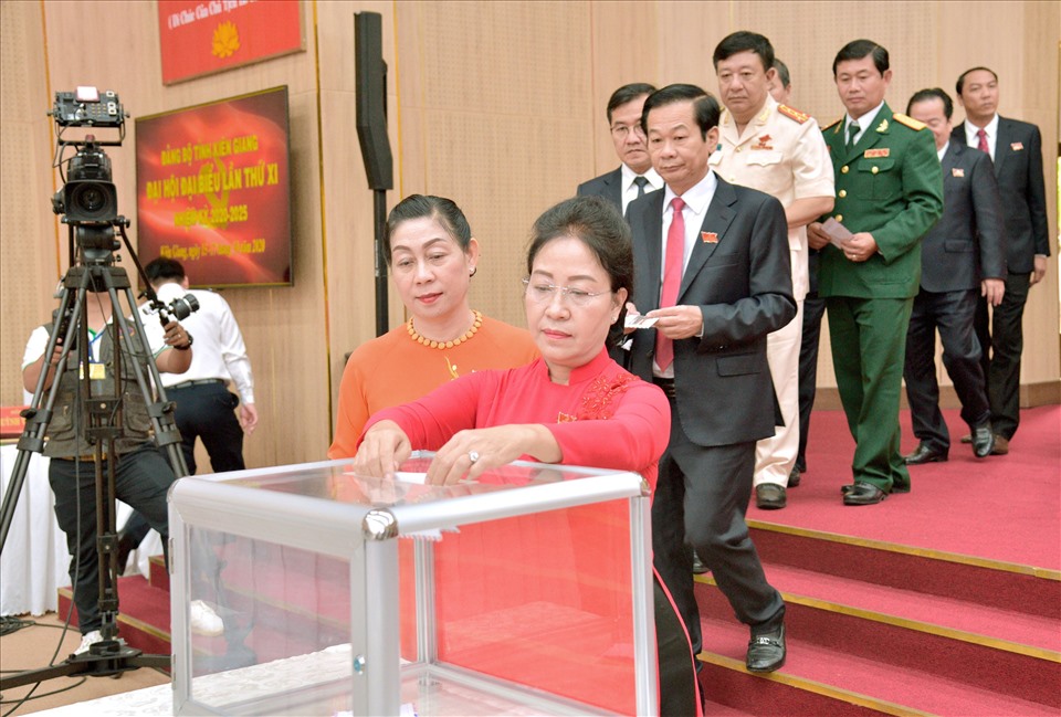 Đại biểu tham gia quyên góp ủng hộ đồng bào miền Trung bị ảnh hưởng lũ lụt. Ảnh: BTC Đại hội cung cấp
