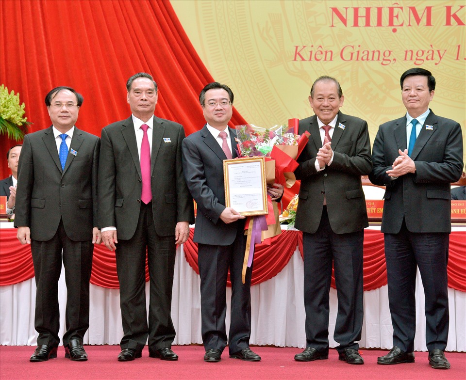 Phó Thủ tướng Thường trực Chính phủ Trương Hòa Bình (thứ 2 phải sang) thay mặt lãnh đạo Bộ Chính trị, Chính phủ trao Quyết định chỉ định, điều động, bổ nhiệm ông Nguyễn Thanh Nghị làm Thứ trưởng Bộ Xây dựng. Ảnh: BTC Đại hội cung cấp.