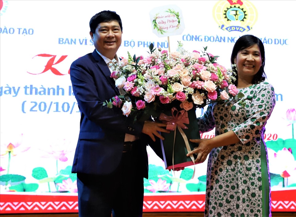 Bà Nguyễn Thị Lý - Phó Chủ tịch LĐLĐ tỉnh Đắk Lắk thay mặt phụ nữ Công đoàn ngành Giáo dục tỉnh tặng hoa chúc mừng ông Phạm Đăng Khoa - Giám đốc Sở GDĐT Đắk Lắk vừa tái cử Tỉnh ủy viên BCH Đảng bộ tỉnh nhiệm kỳ 2020-2025. Ảnh T.X