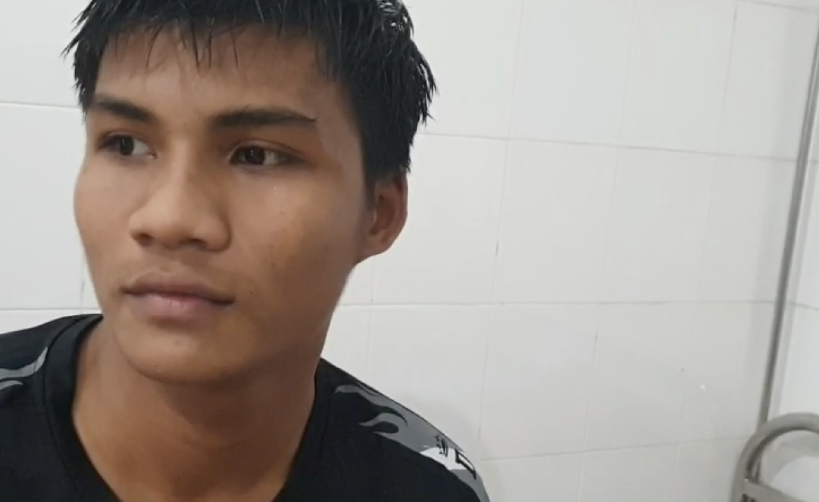 Hồ Văn Diêu may mắn được mọi người khỏe mạnh cõng thoát ra bên ngoài. Ảnh: Hữu Long