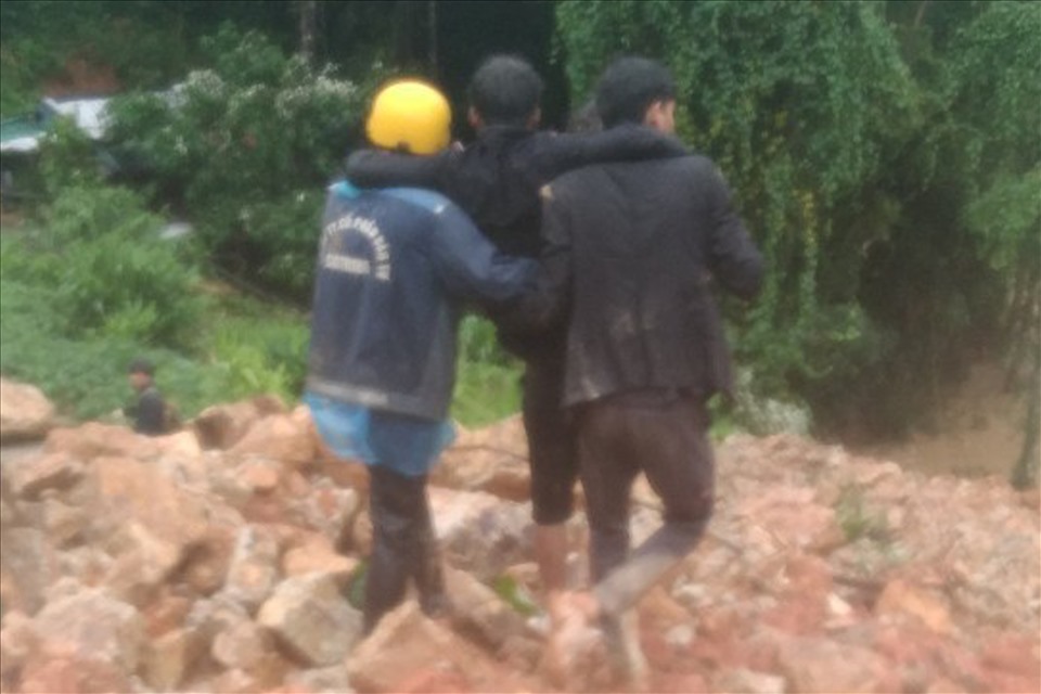 Công nhân sống sót sau vụ sạt lở, cõng nhau vượt qua rừng núi. Ảnh: CTV