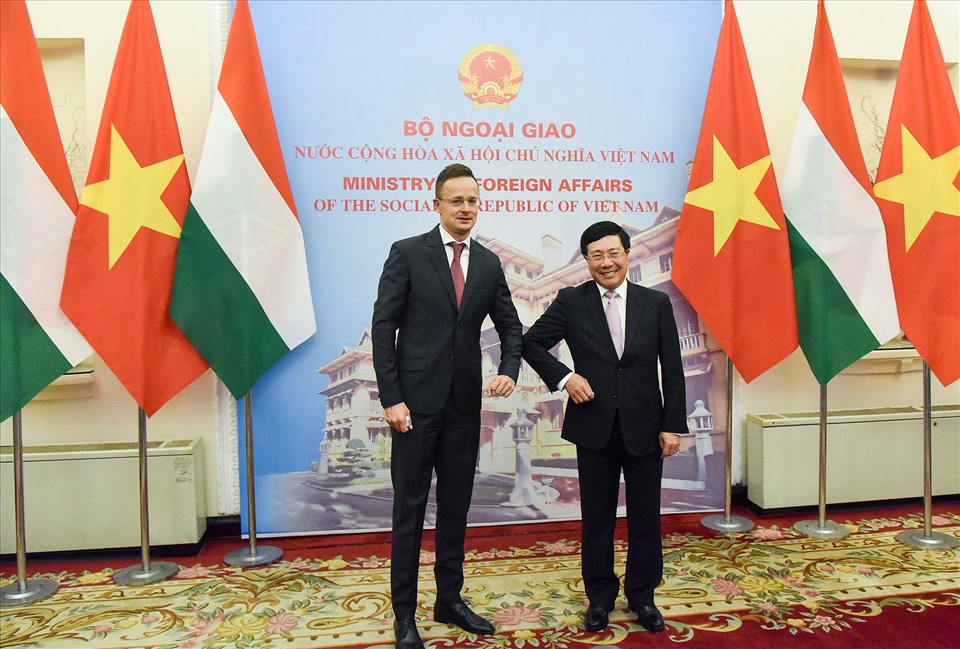 Phó Thủ tướng, Bộ trưởng Ngoại giao Phạm Bình Minh và Bộ trưởng Ngoại giao và Kinh tế đối ngoại Hungary Szijjártó Péte. Ảnh: Bộ Ngoại giao.