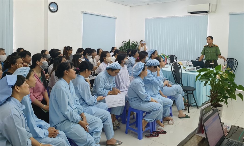 CNLĐ Cty CP Dược phẩm Agimexpharm tham dự buổi tuyên truyền. Ảnh: Cẩm Tú