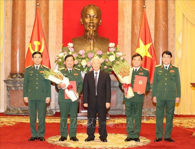 Secretary General and President of State Nguyen Phu Trong granted the decision to promote military rank to two military generals.  Photo: Tri Dung / VNA