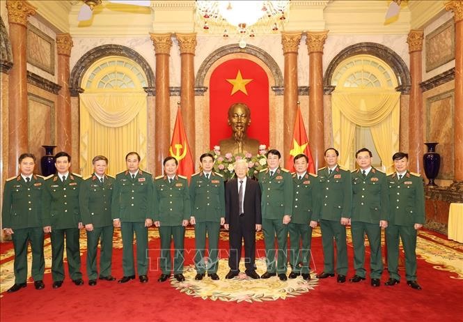 Secretary-General and President of State Nguyen Phu Trong with delegates who attended the award ceremony.  Photo: Tri Dung / VNA