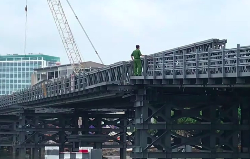 Công an có mặt tại hiện trường vụ cầu An Phú Đông bị sà lan tông lệch nhịp. Ảnh Hữu Huy
