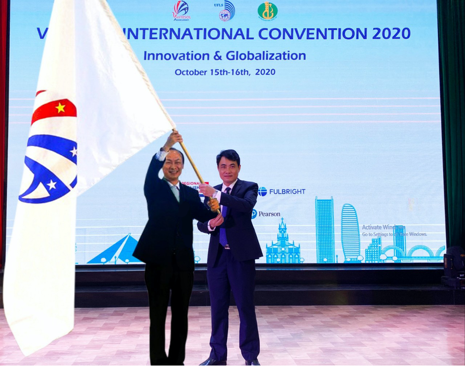 Trao quyền đăng cai Hội thảo VietTESOL 2021 cho Trường Đại học Vinh. Ảnh LH