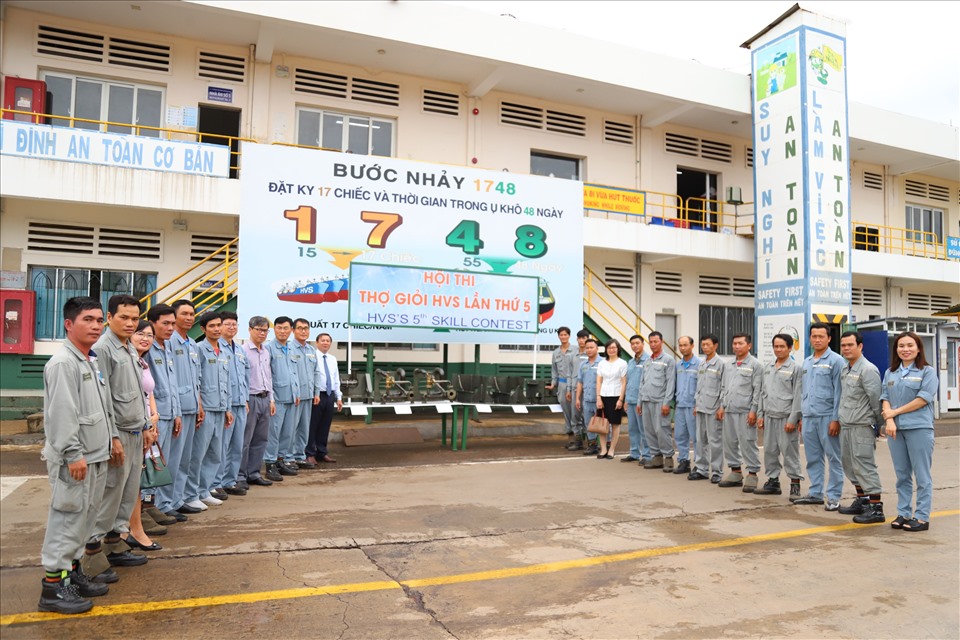 Những công nhân thợ giỏi HVS góp phần nâng cao chất lượng lao động ngành đóng tàu, đáp ứng yêu cầu ngành càng cao trong lao động sản xuất. Ảnh: Hà Ngân