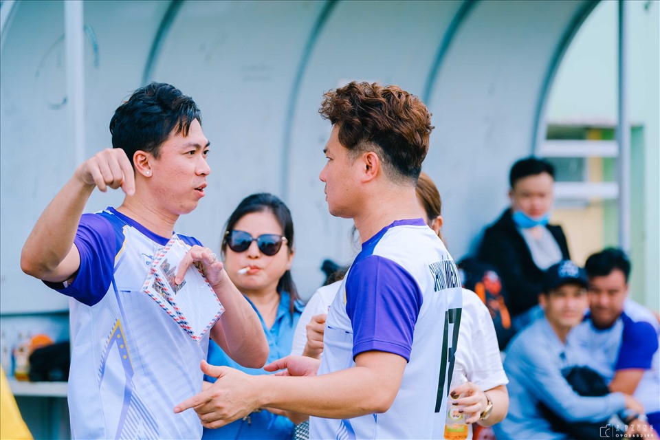 Tiến luật và Hồ Việt Trung. Ảnh: NSCC