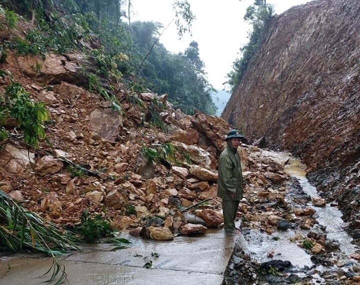 Nhiều tuyến đường tại khu vực biên giới bị sạt lở, khiến chia cắt. Ảnh: P.L