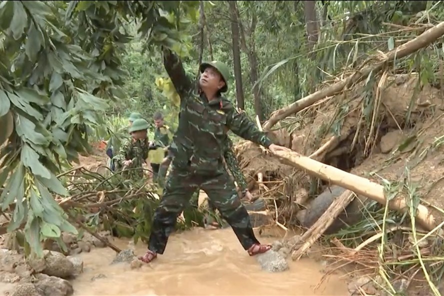 Lực lượng công binh tiếp tục thông đường 71 để đưa phương tiện vào cứu hộ cứu nạn tại thủy điện Rào Trăng 3. Ảnh: CTV