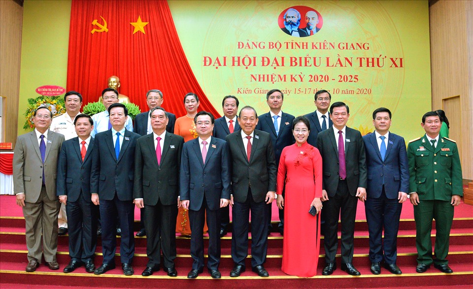 Delegates took souvenir photos with Politburo member Permanent Deputy Prime Minister Truong Hoa Binh.  Photo: BTC meeting provided.