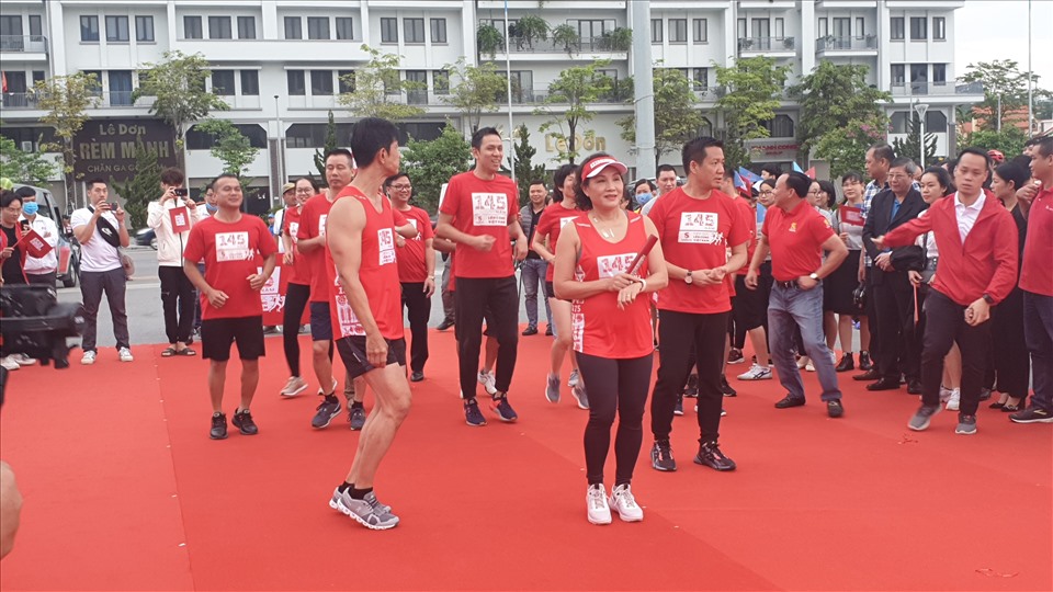 Các VĐV vào vạch xuất phát. Ảnh: Nguyễn Hùng