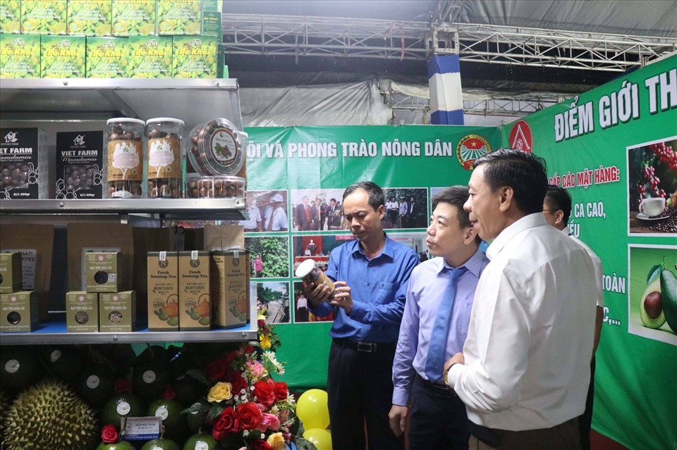Các đại biểu đi tham quan những gian hàng trưng bày trong hội chợ. Ảnh T.X