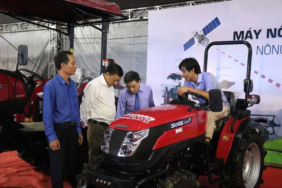 Các đại biểu đi tham quan những gian hàng trưng bày trong hội chợ. Ảnh T.X