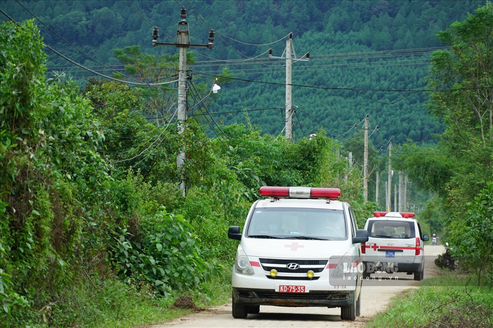 Xe cứu thương vận chuyển thi thể 13 chiến sỹ hy sinh trong lúc đi tìm kiếm cứu hộ các nạn nhân gặp nạn ở thủy điện Rào Trăng 3. Ảnh: Trịnh Tùng Giang.