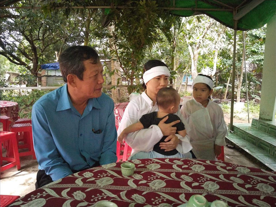 Thượng úy Hải ra đi để lại vợ và 2 con nhỏ bơ vơ. Ảnh TTuấn