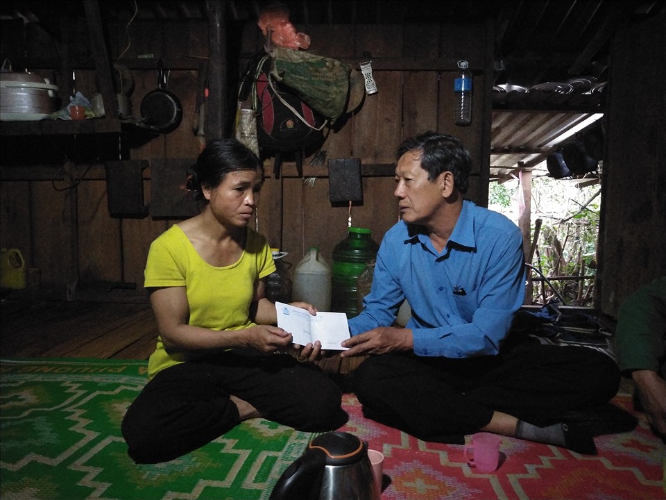 Ông Lê Ích Dàng - Phó Chủ tịch thường trực Liên đoàn Lao động tỉnh trao quà cho gia đình có người bị lũ cuốn. Ảnh TTuấn