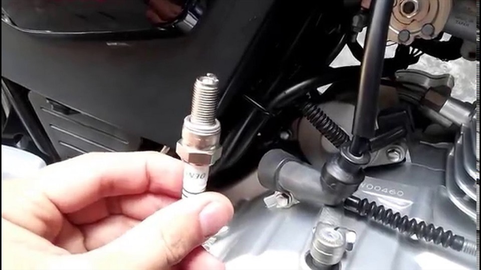 Việc mở bugi ra xem xét để biết xe chạy có tiết kiệm xăng không cũng nhanh gọn, dễ dàng với phần lớn xe máy. Ảnh: Tinxe