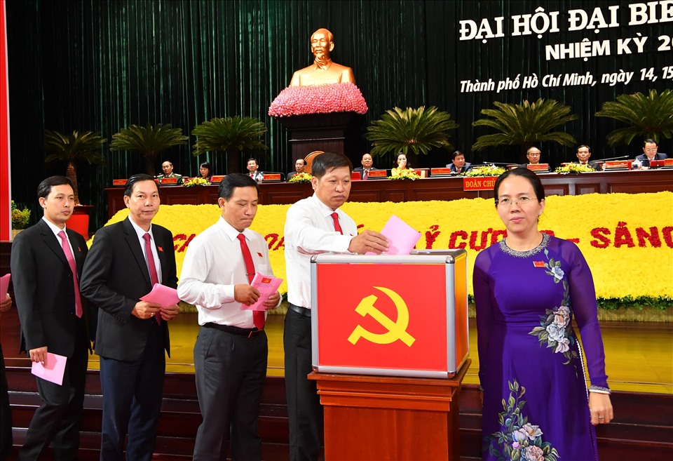 Các đại biểu bỏ phiếu bầu Ban chấp hành Đảng bộ TPHCM khóa XI, nhiệm kỳ 2020-2025. Ảnh: BCT Đại hội