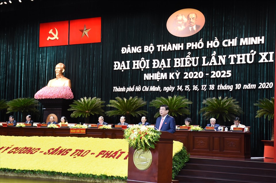 Chủ tịch UBND TPHCM Nguyễn Thành Phong báo cáo tại Đại hội. Ảnh: BCT Đại hội