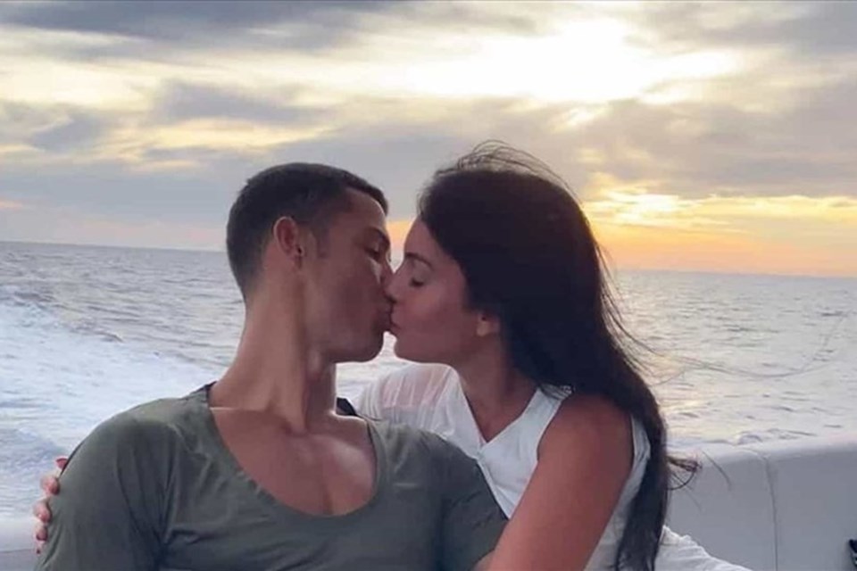 Ronaldo tình cảm cùng bạn gái. Ảnh chụp màn hình Ronaldo tình cảm cùng bạn gái. Ảnh chụp màn hình