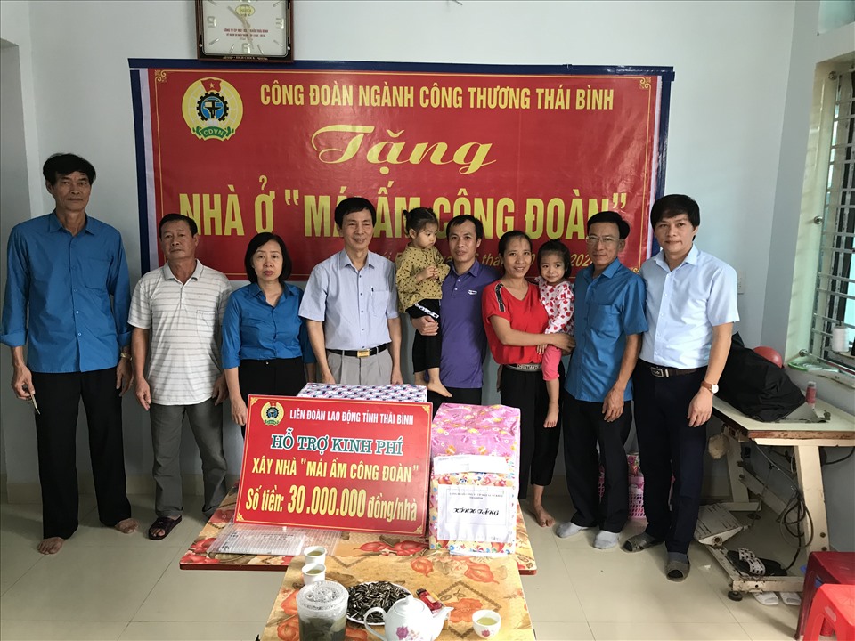 Lãnh đạo LĐLĐ tỉnh, công đoàn ngành, lãnh đạo, công đoàn công ty chúc mừng gia đình anh Vũ Thành Tô trong ngày khánh thành nhà mới. Ảnh Bá Mạnh