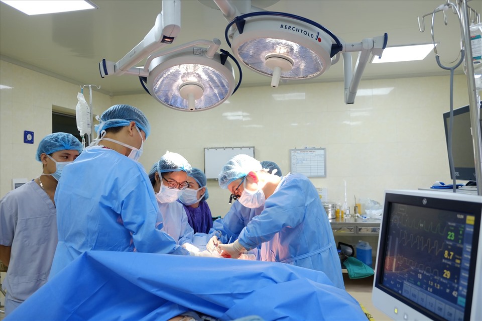 Các bác sĩ tiến hành cuộc phẫu thuật “giải cứu” chị A. Ảnh: BVCC