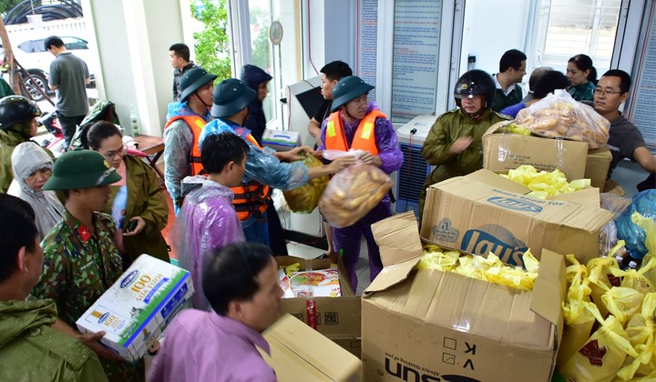 Cả nước đang hướng về miền Trung, chung tay chia sẻ với người dân bị lũ. Ảnh: NNPTNT
