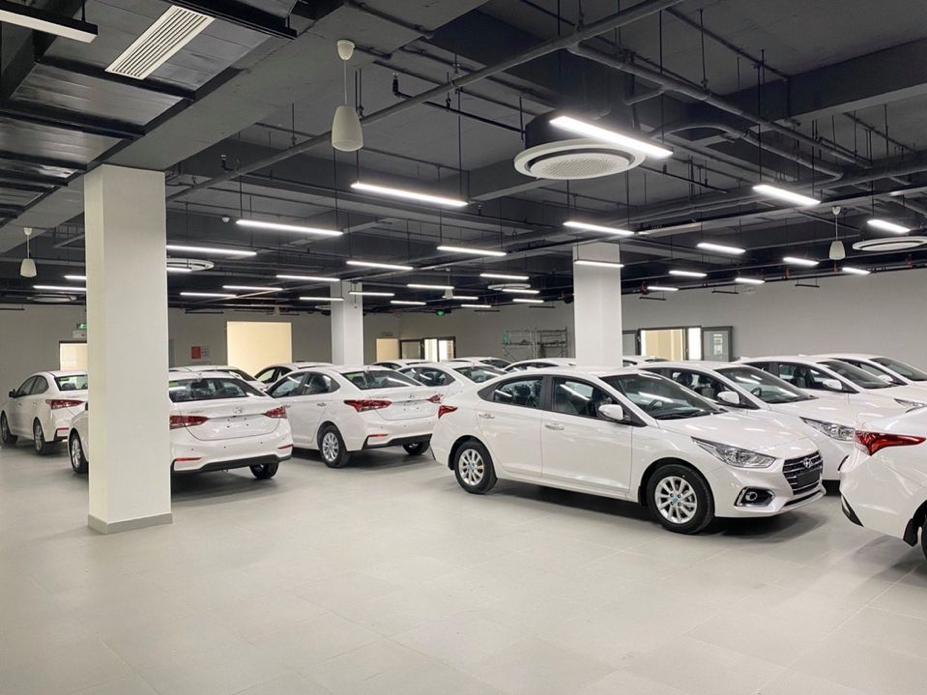 Khách hàng vẫn phân vân nên mua xe đời 2019 hay đợi phiên bản mới. Ảnh: Minh Tiến