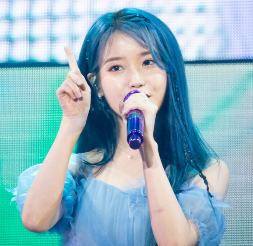 IU thu hút sự chú ý bởi vẻ đẹp mê hồn với mái tóc xanh dương. Ảnh nguồn: Mnet.