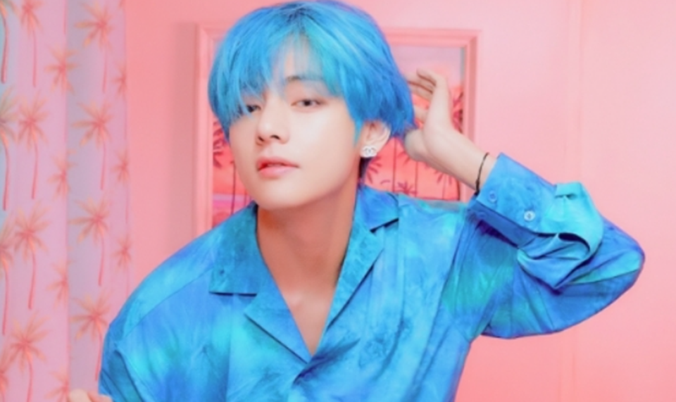 V - BTS là một trong những nghệ sĩ Hàn Quốc gây ấn tượng mạnh với vẻ đẹp ma mị khi nhuộm tóc xanh dương. Ảnh nguồn: Mnet. V - BTS là một trong những nghệ sĩ Hàn Quốc gây ấn tượng mạnh với vẻ đẹp ma mị khi nhuộm tóc xanh dương. Ảnh nguồn: Mnet.