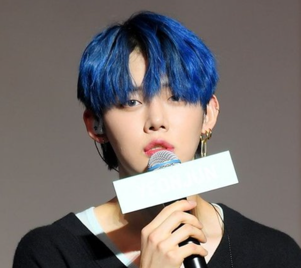 “Tân binh khủng long” Yeonjun TXT cũng trở thành tâm điểm chú ý khi nhuộm tóc màu xanh dương. Ảnh nguồn: Mnet.