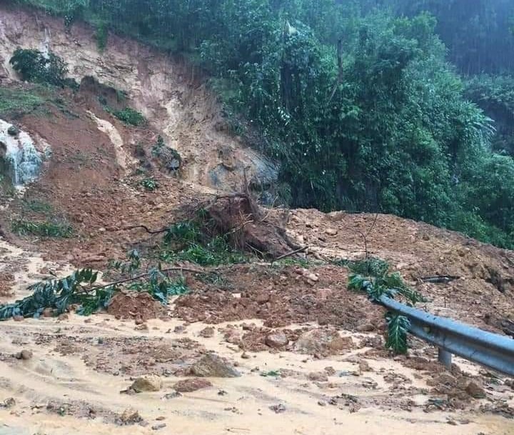 Tại huyện Nam Trà My một điểm sạt lở trên QL40B thuộc thôn 4 xã Trà Dơn.
