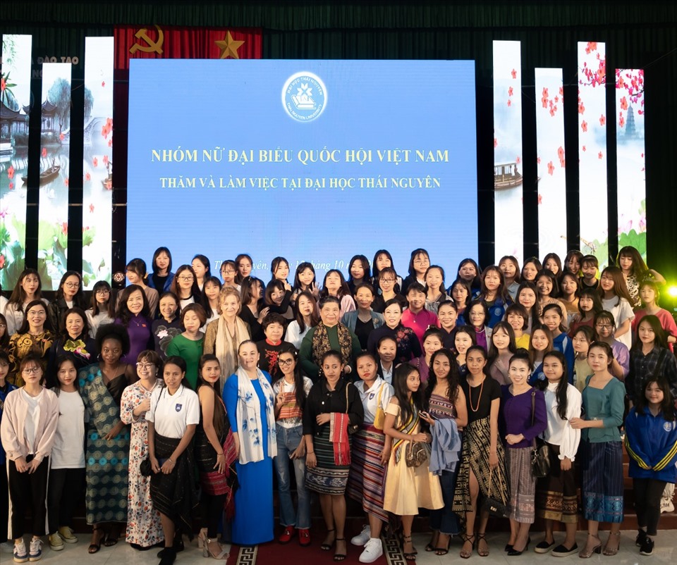 Đồng chí Tòng Thị Phóng chụp ảnh lưu niệm cùng cán bộ, giảng viên, sinh viên Đại học Thái Nguyên.