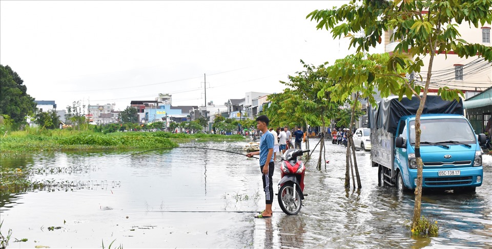 Ngày 16.10, Ban ATGT TP.Cần Thơ đã ban hành công văn hỏa tốc về việc triển khai các giải pháp đảm bảo an toàn giao thông, chủ động ứng phó với triều cường dâng cao. Theo đó, Thường trực Ban An toàn Giao thông TP.Cần Thơ đề nghị các chủ đầu tư các dự án đang thực hiện đối với công trình đang thi công nâng cấp, mở rộng như đường tỉnh 922, đường Trần Hoàng Na, hồ Bún Xáng,… và các công trình thi công trên tuyến đường cặp kênh, mương, hồ, ao, thi công mở rộng nền đường bị ngập sâu nguy hiểm khi triều cường dâng cao (không nhận biết phần mặt đường xe chạy với các khu vực nêu trên), gây nguy hiểm cho người tham gia giao thông, phải bố trí biển cảnh báo, rào chắn, căng dây, đèn cảnh báo.