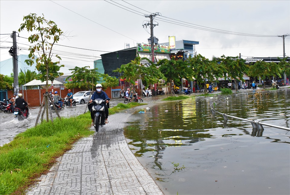 Trao đổi với PV Lao Động qua điện thoại, ông Nguyễn Quý Ninh - Chánh văn phòng Ban Chỉ huy phòng chống thiên tai và tìm kiếm cứu nạn TP.Cần Thơ cho biết, Chúng tôi sẽ chỉ đạo xuống Ban Chỉ huy phòng chống thiên tai và tìm kiếm cứu nạn quận Ninh kiều (TP.Cần Thơ) để giăng dây, cảnh báo tại khu vực hồ Bún Xáng để đảm bảo an toàn cho người dân.