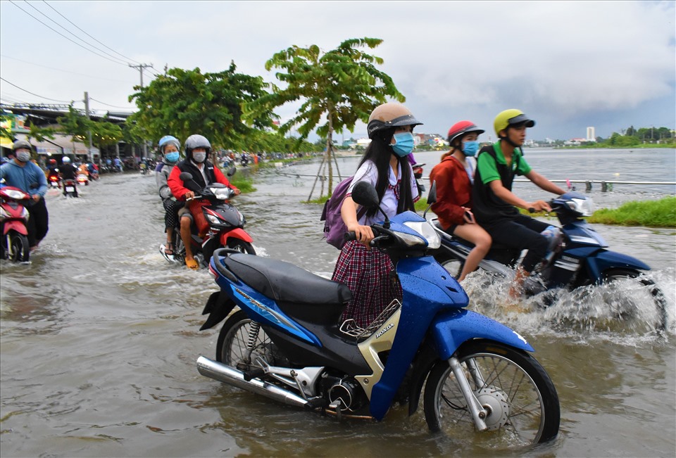 Triều cường dâng cao ngập tuyến đường xung quanh hồ bún xáng khiến các xe chết máy, hư hỏng.