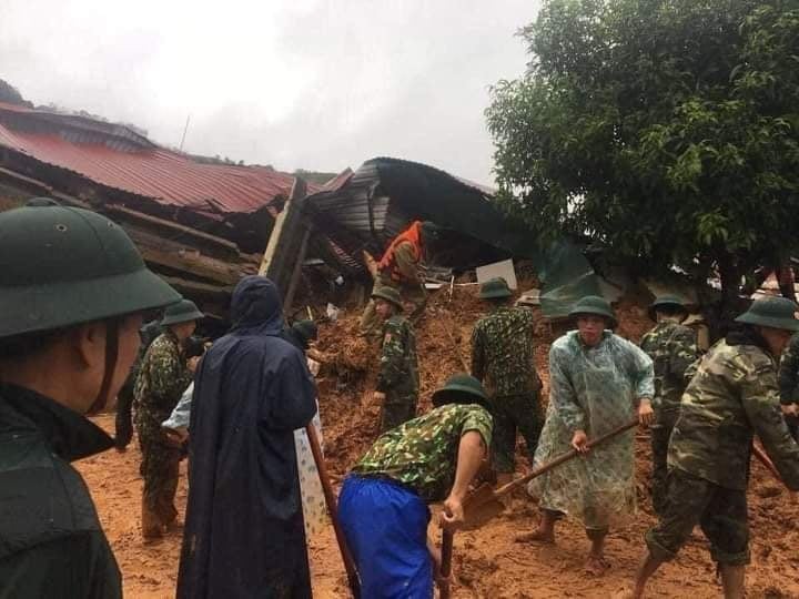 Tìm kiếm các quân nhân nghi bị vùi lấp. Ảnh CTV