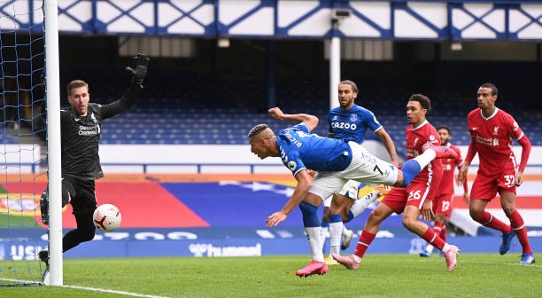 Richarlison còn tiếc hơn với cú đánh đầu trúng cột dọc. Ảnh: Getty Images