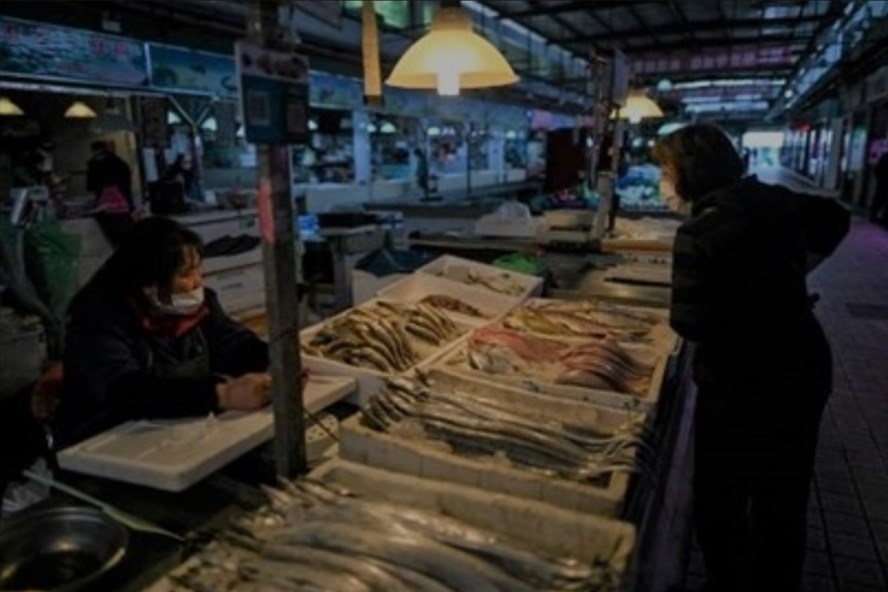 SARS-CoV-2 vẫn còn sống trên bao bì sản phẩm đông lạnh có thể dẫn đến nguy cơ mắc COVID-19. Ảnh: AFP