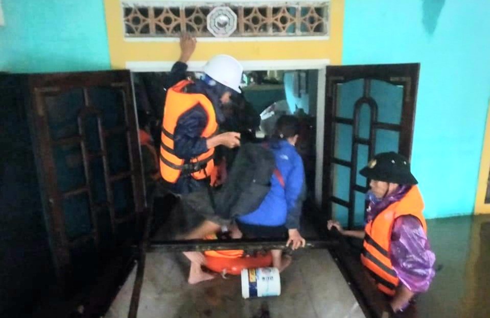 Công an xã Cam Thủy giải cứu một trường hợp phụ nữ mang thai có nhà bị nước lũ ngập đến cổ. Ảnh: CTV