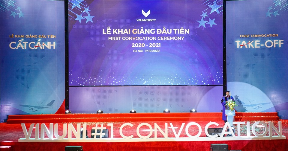 GS. Rohit Verma, Hiệu trưởng nhà trường phát biểu chào đón tân sinh viên khoá 1.