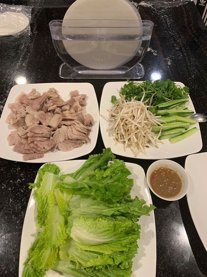 Minh Tuyết dành nhiều thời gian nấu ăn. Ảnh: NSCC