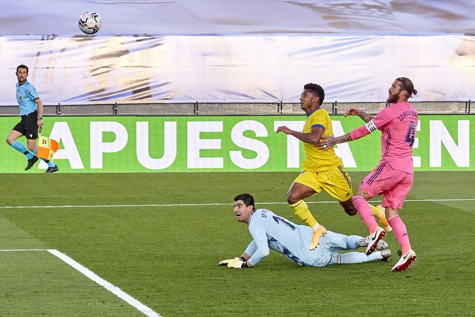 Thibaut Coutois cũng thể sửa được hết sai sót của các đồng đội. Ảnh: Getty Images